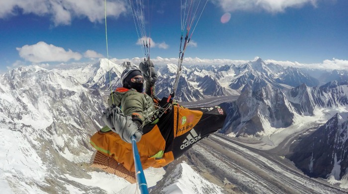 O αλεξιπτωτιστής που πέταξε πάνω απ τις υψηλότερες κορυφές του κόσμου (pics)
