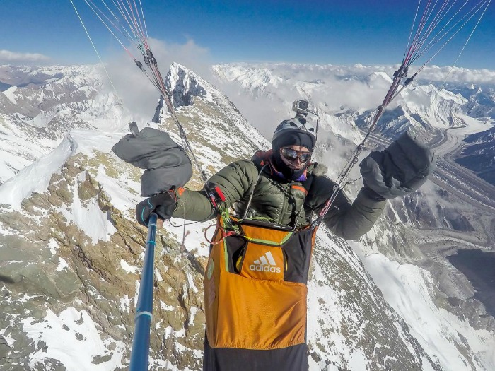 O αλεξιπτωτιστής που πέταξε πάνω απ τις υψηλότερες κορυφές του κόσμου (pics)