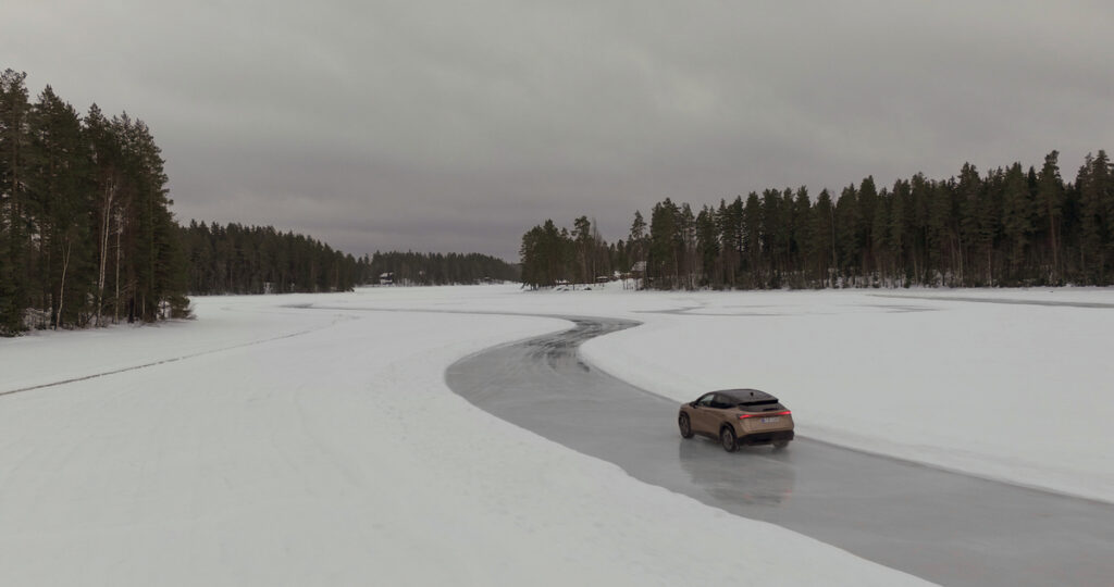 Το σύστημα e-4ORCE της Nissan, ζωγραφίζει στην παγωμένη γη των 1.000 λιμνών